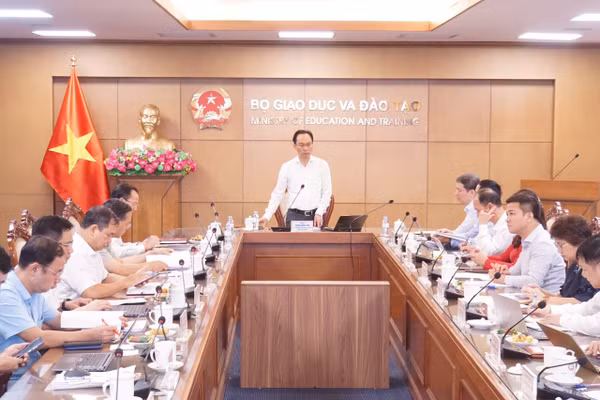 Bộ trưởng Hoàng Minh Sơn chủ trì phiên họp.