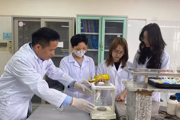 Thầy trò khoa Sinh học, Trường ĐHSP Hà Nội 2.
