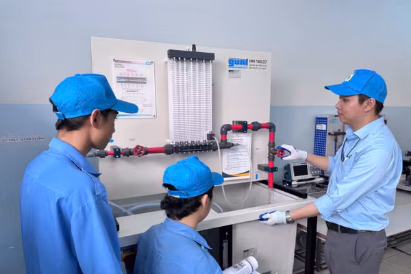 Giờ thực hành tại Trường CĐ Kỹ thuật Cao Thắng.