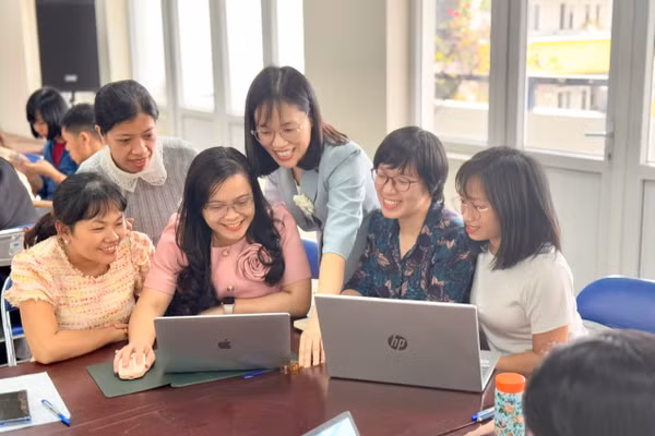 ThS. Cao Hồng Huệ tập huấn giáo viên phát triển năng lực số cho học sinh. 