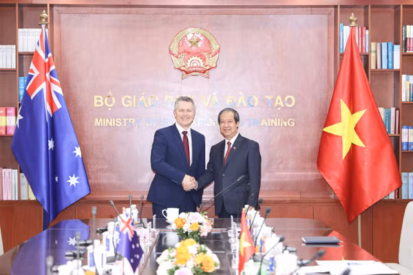 Bộ trưởng Nguyễn Kim Sơn và Bộ trưởng Jason Clare tại Bộ GD&ĐT Việt Nam.