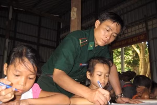 Thầy giáo mang quân hàm xanh đứng lớp. Ảnh: http://bienphongvietnam.gov.vn.
