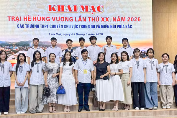 Thầy cô giáo và học sinh Trường THPT Chuyên Cao Bằng tham dự Trại hè Hùng Vương.