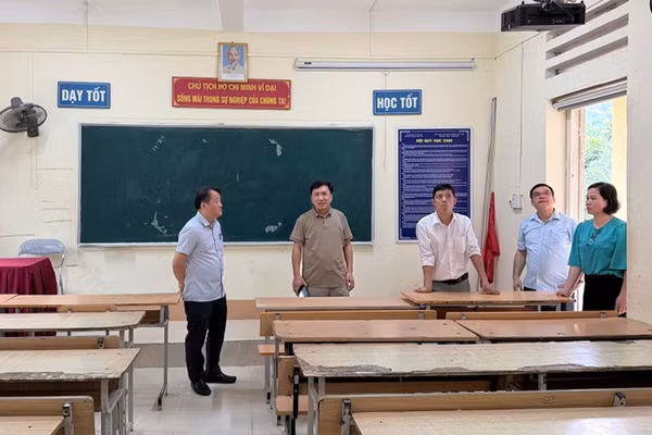Đoàn của Ban Chỉ đạo thi cấp tỉnh Cao Bằng kiểm tra tại Hội đồng coi thi Trường THPT Canh Tân. Ảnh: Kim Dung