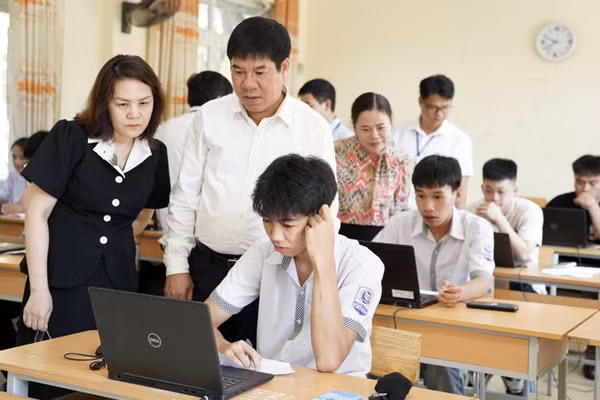 Đại diện Ban Tổ chức kỳ thi kiểm tra hoạt động thi thử nghiệm tốt nghiệp THPT trên máy tính tại Cao Bằng. Ảnh: BCB