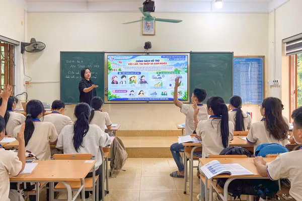 Tiết học ứng dụng AI của cô giáo Quan Diệu Linh, Trường THPT Bảo Lạc, tỉnh Cao Bằng. 