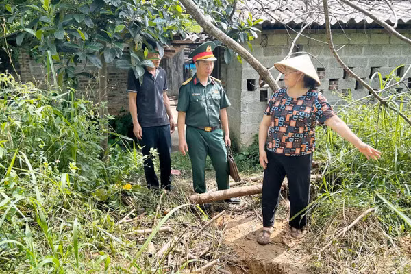 Người dân cung cấp thông tin phần mộ được chôn cất chưa rõ danh tính tại xã Tân Cương (Thái Nguyên).