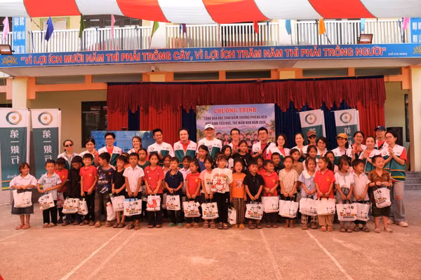 Đoàn tặng quà học sinh tiểu học Điểm trường Phiêng Đén.
