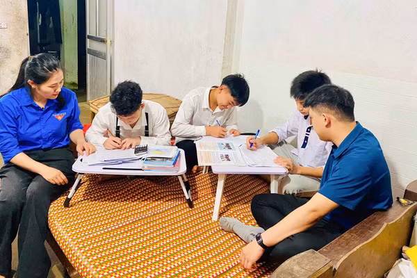 Thầy cô giáo Trường THPT Nguyên Bình đến hỗ trợ học sinh tại xóm trọ ông Cam Đức Hiệp.