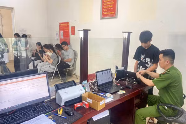 Công an xã Đông Khê (Cao Bằng) đẩy mạnh cấp căn cước, định danh điện tử cho học sinh trong độ tuổi 6-14. Ảnh: L.H