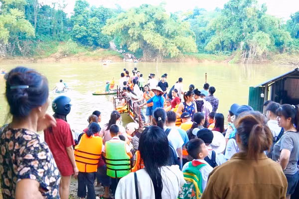 Rất đông người dân xóm Đoàn Kết, xã Tân Khánh, tỉnh Thái Nguyên, tập trung đưa con, cháu qua sông đi học.