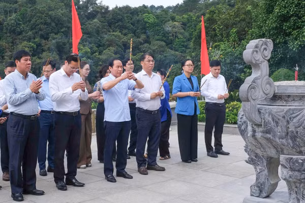 Phó Thủ tướng Lê Tiến Châu cùng đoàn công tác dâng hương tại Đền thờ Chủ tịch Hồ Chí Minh.
