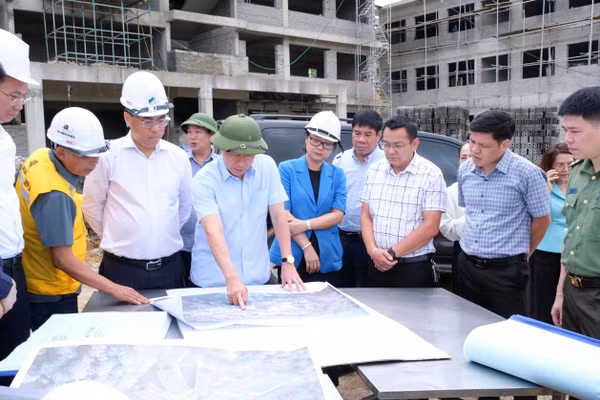 Phó Thủ tướng Lê Tiến Châu kiểm tra Dự án Trường Phổ thông nội trú liên cấp Tiểu học và THCS xã Trà Lĩnh.