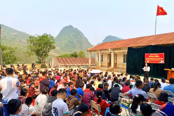 Công an xã Xuân Trường, tỉnh Cao Bằng, tuyên truyền về phòng, chống tác hại của ma túy trong trường học.