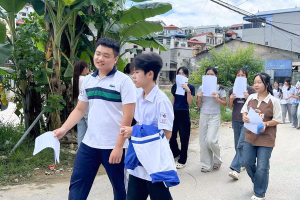 Các thí sinh vui mừng sau khi hoàn thành bài thi.