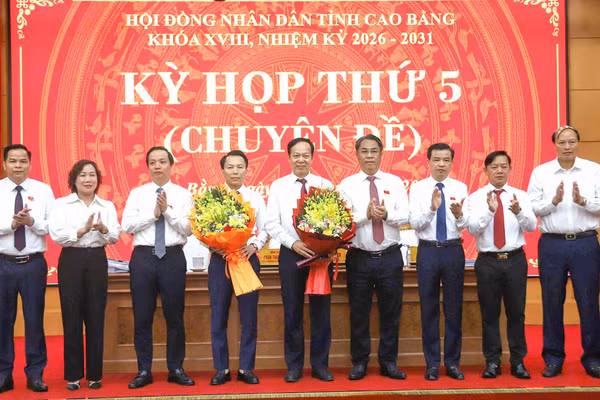 Lãnh đạo tỉnh Cao Bằng chúc mừng tân Phó Chủ tịch UBND tỉnh Lương Tuấn Hùng và Bí thư Đảng ủy phường Thục Phán Vũ Đình Quang. Ảnh: CTT