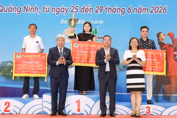 Cao Bằng đạt Cờ hạng Ba vì sự nghiệp phát triển phong trào khiêu vũ thể thao Việt Nam. Ảnh: SVHTTDLCB