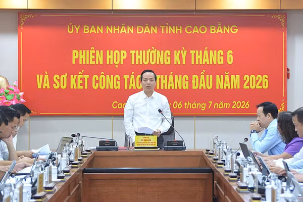 Chủ tịch UBND tỉnh Cao Bằng Lê Hải Hòa phát biểu tại phiên họp. Ảnh: BCB