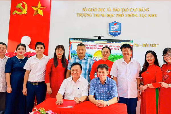 Trường THPT Ngô Quyền và Trường THPT Lục Khu ký kết biên bản ghi nhớ hợp tác.