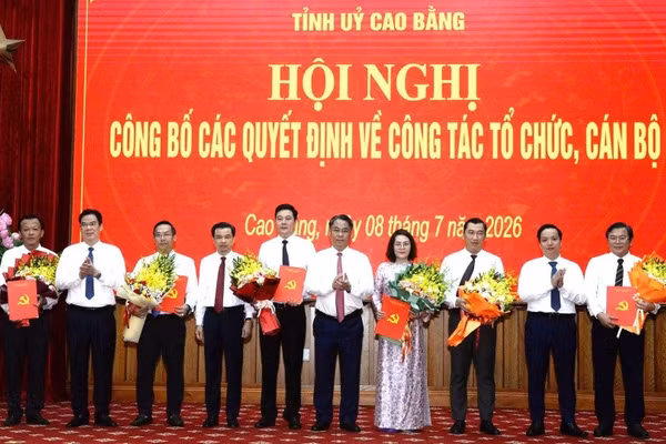Thường trực Tỉnh ủy Cao Bằng trao các quyết định về công tác cán bộ.