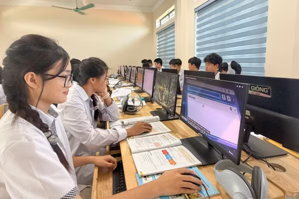 Học sinh Trường THPT Bế Văn Đàn (Cao Bằng) ứng dụng AI trong hoạt động trải nghiệm.