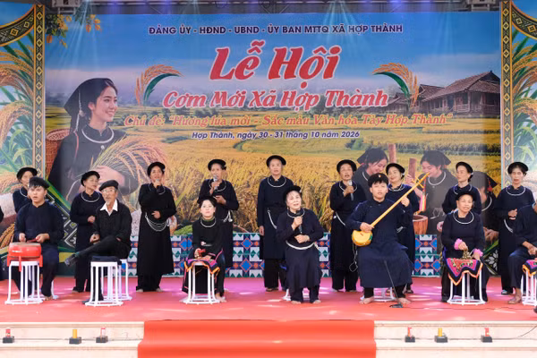 Trình diễn hát Then cổ tại Lễ hội.