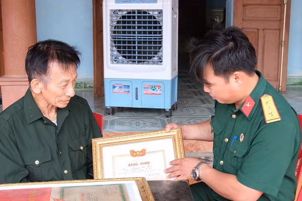 Thầy giáo thương binh Nguyễn Đức Vần (bên trái) chia sẻ về những năm tháng chiến đấu.