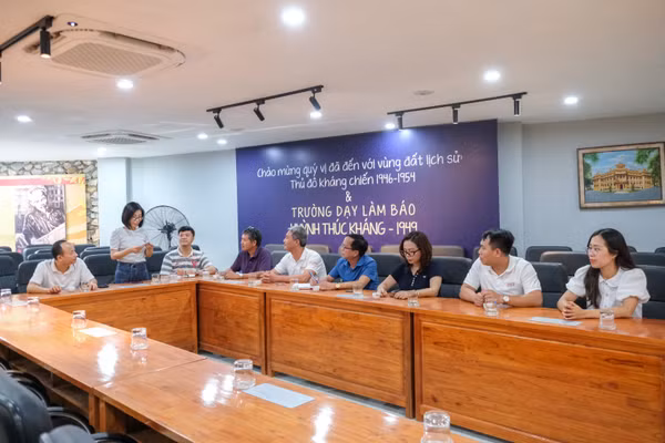 Bàn thảo trong buổi sinh hoạt chuyên đề.