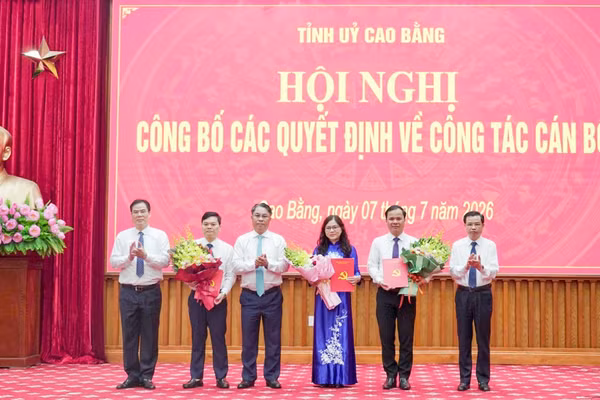 Lãnh đạo tỉnh Cao Bằng trao các quyết định về công tác cán bộ.