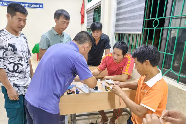 Học viên lớp đào tạo nghề sửa chữa điện dân dụng tại xã Trường Hà thực hành ở lớp học.