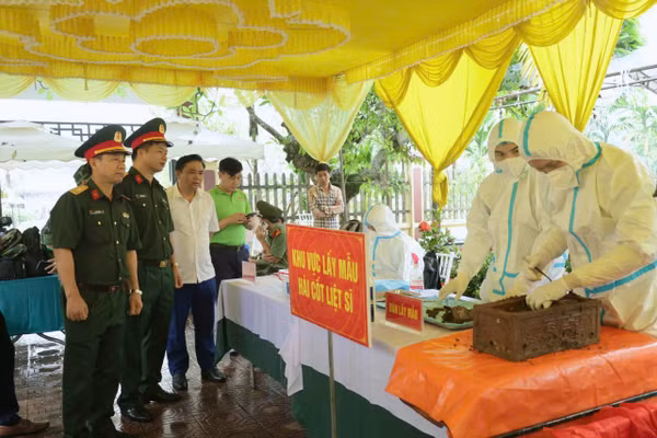 Lực lượng chức năng tỉnh Thái Nguyên thực hiện lấy mẫu để xác định danh tính từ hài cốt liệt sĩ.
