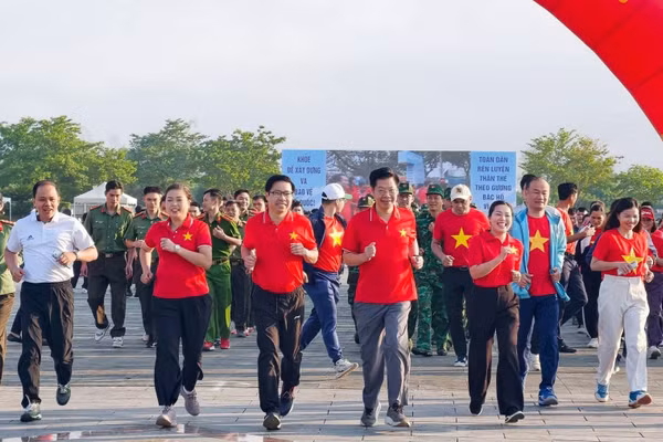 Các đại biểu tham gia chạy hưởng ứng tại Lễ phát động. 