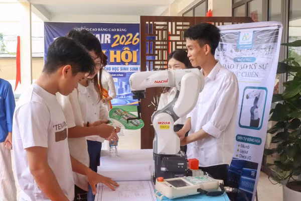 Học sinh, sinh viên Cao Bằng tìm hiểu cơ hội làm việc tại các doanh nghiệp.