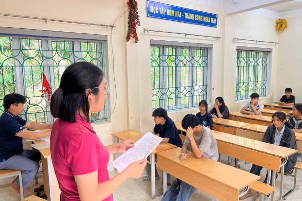 Các thí sinh làm thủ tục dự thi tại Điểm thi Trường THPT Bảo Lạc.