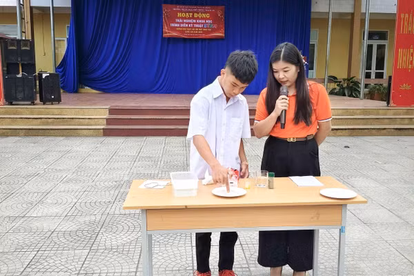 Học sinh Trường THPT Thạch An tham gia trải nghiệm giáo dục STEM.