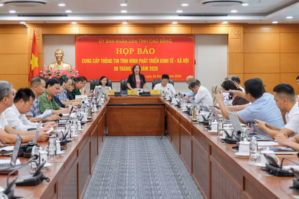 Bà Hà Nhật Lệ, Phó Chủ tịch UBND tỉnh Cao Bằng chủ trì họp báo.