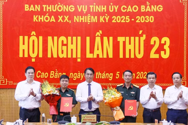 Thường trực Tỉnh ủy Cao Bằng chúc mừng Đại tá Phạm Văn Tạo và Đại tá Ma Công Học.