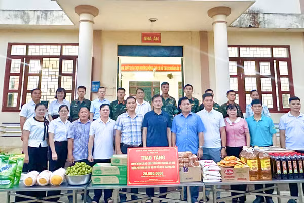 Xã Phục Hòa (Cao Bằng) tặng quà lực lượng thi công trường nội trú liên cấp.