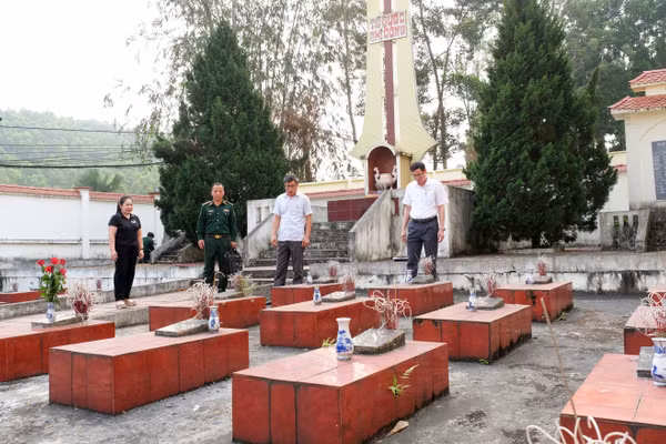 Đoàn công tác của tỉnh Thái Nguyên khảo sát tại nghĩa trang liệt sĩ trên địa bàn xã Vô Tranh.