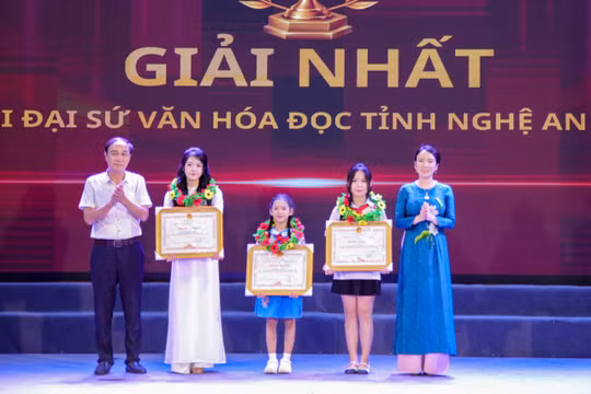 Ban tổ chức trao giải Nhất cuộc thi Đại sứ văn hóa đọc tỉnh Nghệ An năm 2026 cho 3 cá nhân. Ảnh: Hồ Lài