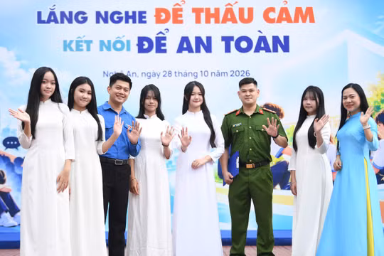 Diễn đàn “Lắng nghe để thấu cảm – Kết nối để an toàn” diễn ra tại Trường THPT Hà Huy Tập (Thành Vinh, Nghệ An).