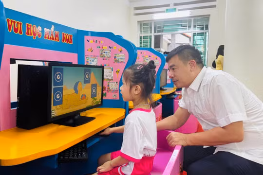 Trẻ Trường Mầm non Hướng Dương trải nghiệm máy tính mới được trao tặng.