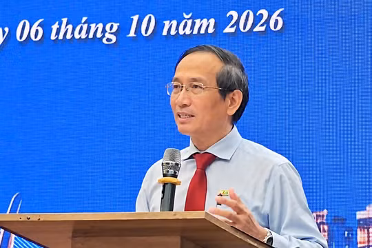 Ông Trần Hoàng phát biểu khai mạc Tuần lễ Doanh nhân và Sách năm 2026. Ảnh: HTV.