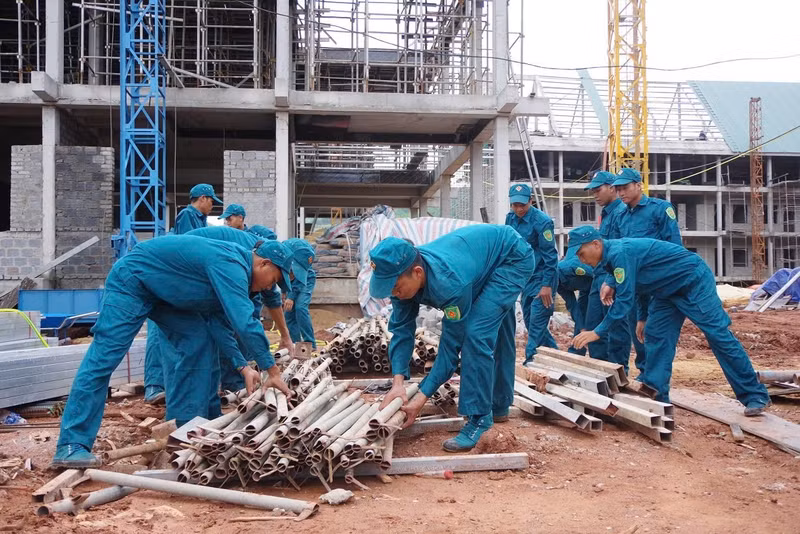 Theo Bộ Chỉ huy Quân sự tỉnh, việc huy động lực lượng hỗ trợ nhằm góp phần giải quyết khó khăn về nhân lực trong giai đoạn nước rút, giúp đẩy nhanh tiến độ hoàn thành công trình theo kế hoạch đề ra. bo-doi-7.jpg