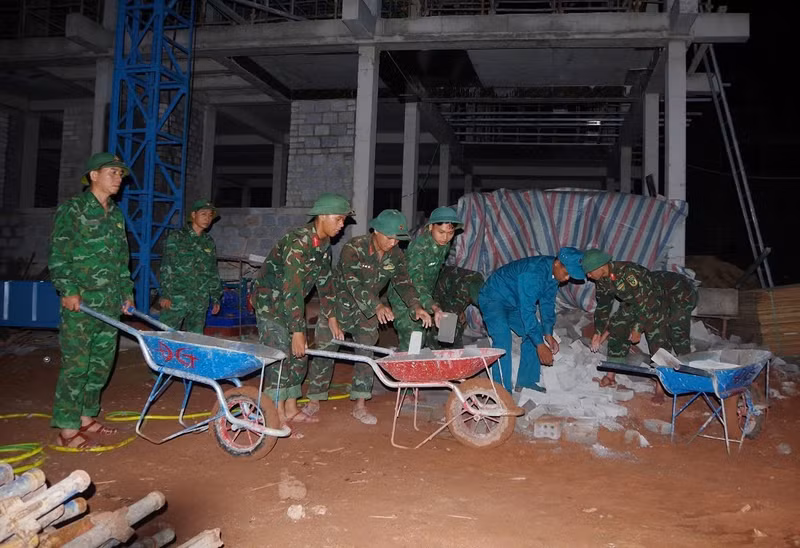 Các cán bộ chiến sĩ quân đội có mặt tại 3 công trình trên địa bàn xã Hướng Phùng, Thượng Trạch, Dân Hóa, thuộc các lực lượng Trung đoàn Bộ binh 996, Trung đoàn Bộ binh 842, Bộ đội Biên phòng và dân quân tự vệ. bo-doi-6.jpg