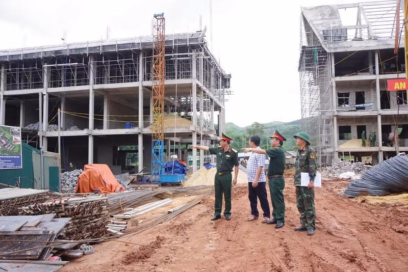 Cùng tham gia có Đại tá Phạm Anh Tuấn, Chủ nhiệm Chính trị Bộ Chỉ huy Quân sự tỉnh và đại diện các cơ quan chức năng. bo-doi-13.jpg