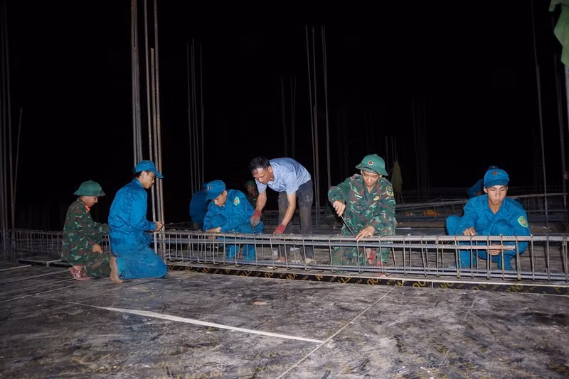 Để bảo đảm tiến độ, nhiều tổ công tác duy trì thi công cả ban ngày lẫn ban đêm. bo-doi-8.jpg