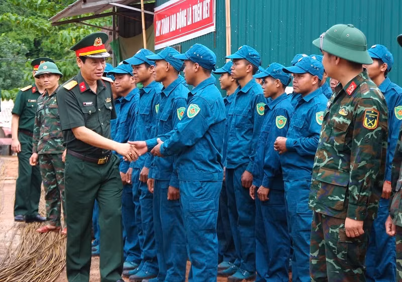 Lãnh đạo Bộ Chỉ huy Quân sự tỉnh Quảng Trị gặp mặt động viên các lực lượng tham gia hỗ trợ thi công tại các công trình trường học. bo-doi-11.jpg