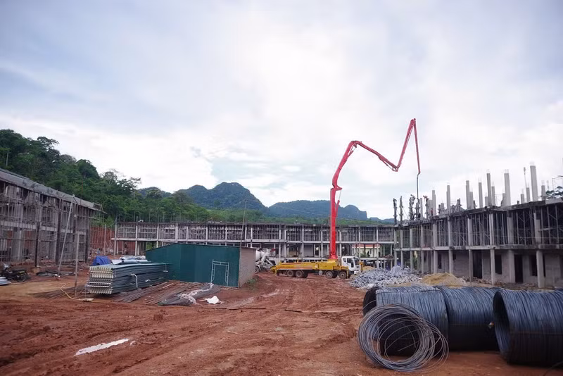 Thực hiện chủ trương đẩy nhanh tiến độ xây dựng các trường PTDTNT Tiểu học và THCS tại các xã biên giới, Bộ Chỉ huy Quân sự tỉnh Quảng Trị điều động 300 cán bộ, chiến sĩ cùng tham gia hỗ trợ thi công. bo-doi-12.jpg