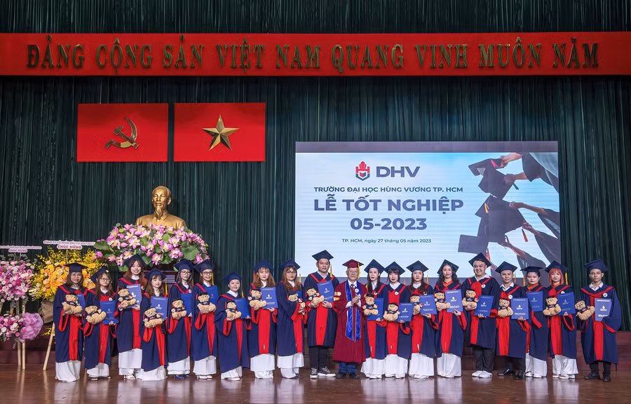 Các tân cử nhân Trường ĐH Hùng Vương TP.HCM nhận bằng tốt nghiệp.